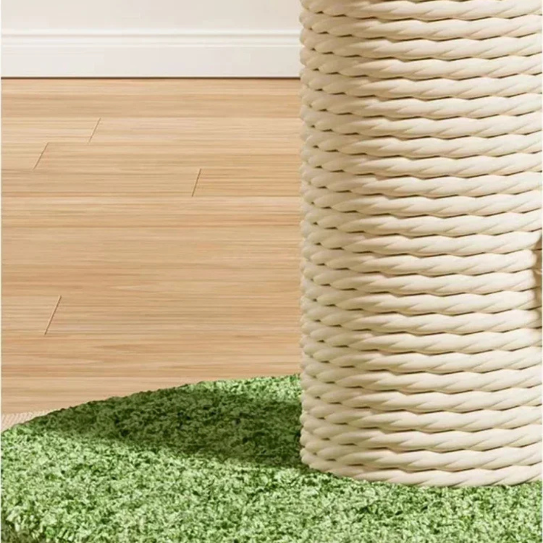Gros plan sur le tissage serré en corde de sisal naturel d'un poteau à griffer pour chat, montrant la texture robuste et la base en gazon synthétique vert.