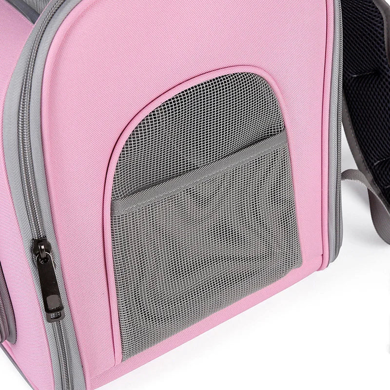 Gros plan sur la maille respirante et le tissu robuste du sac à dos pour chat rose. Détail des finitions et du mesh de ventilation du sac dos pour chat Les Trésors d'Owka. Sac dos chat haute qualité avec fermetures renforcées pour un transport sécurisé.
