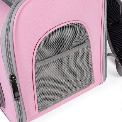 Gros plan sur la maille respirante et le tissu robuste du sac à dos pour chat rose. Détail des finitions et du mesh de ventilation du sac dos pour chat Les Trésors d'Owka. Sac dos chat haute qualité avec fermetures renforcées pour un transport sécurisé.