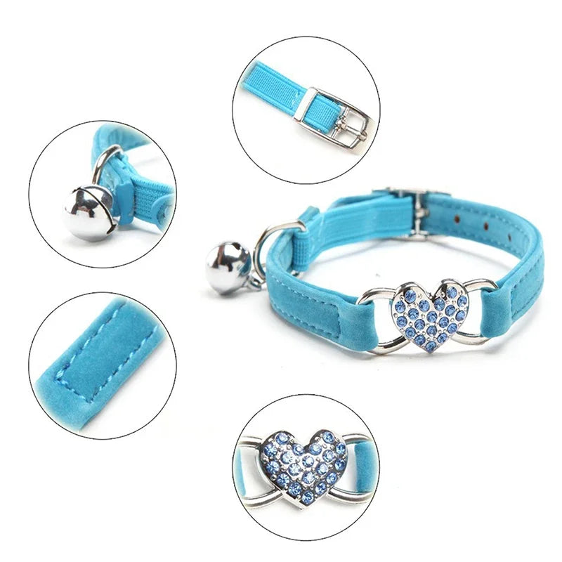 Vue macro détaillée des caractéristiques du collier pour chat en velours bleu ciel. Zooms sur la boucle métallique réglable, la clochette argentée, le pendentif cœur en strass brillants et la couture double renforcée. Visuel technique pour collier chaton alliant chic et robustesse. Les Trésors d'Owka.