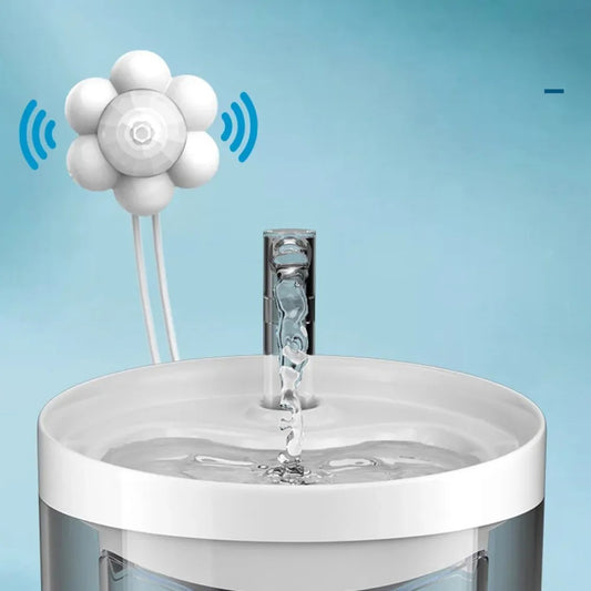Détecteur de Mouvement Intelligent USB pour Fontaine à Eau Chat Les Trésors d'Owka en forme de fleur blanche avec ondes de détection. Accessoire pour Fontaine à Eau automatique s'activant à l'approche de l'animal. Capteur smart pour Fontaine à Eau Chat optimisant la consommation d'eau et d'énergie.