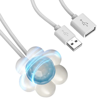 Détecteur de Mouvement Intelligent USB pour Fontaine à Eau Chat Les Trésors d'Owka. Gros plan sur le capteur fleur blanc avec ondes de détection bleues et connecteurs USB mâle/femelle. Accessoire universel pour Fontaine à Eau Chat automatique économisant la pompe de votre Fontaine à Eau.