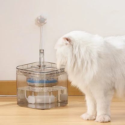 Détecteur de Mouvement Intelligent USB pour Fontaine à Eau Chat Les Trésors d'Owka déclenchant le jet d'eau au passage d'un chat blanc. Capteur externe universel pour Fontaine à Eau Chat automatique et silencieuse avec système USB. Accessoire Fontaine à Eau haute performance.