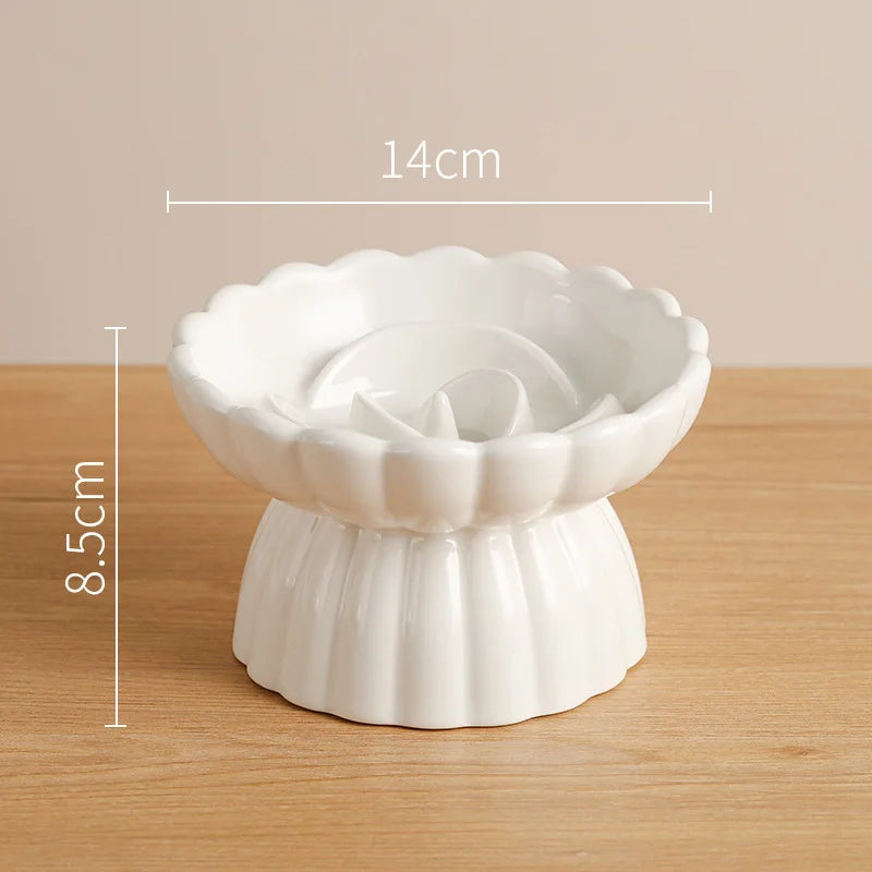 Dimensions de la gamelle anti glouton pour chat surélevée : 14cm de diamètre et 8,5cm de hauteur. Cette gamelle anti-glouton chat en céramique blanche avec labyrinthe floral ralentit le repas. Une gamelle anti glouton ergonomique et stable pour le confort digestif du félin.