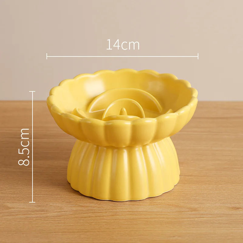 Dimensions de la gamelle anti glouton pour chat jaune surélevée : 14 cm de diamètre et 8,5 cm de hauteur. Cette gamelle anti-glouton chat en céramique ergonomique ralentit le repas grâce à son labyrinthe floral. Une gamelle anti glouton design et stable pour le confort digestif du chat.