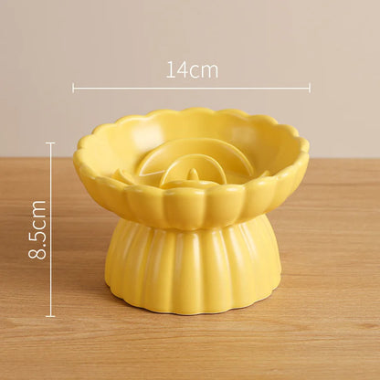 Dimensions de la gamelle anti glouton pour chat jaune surélevée : 14 cm de diamètre et 8,5 cm de hauteur. Cette gamelle anti-glouton chat en céramique ergonomique ralentit le repas grâce à son labyrinthe floral. Une gamelle anti glouton design et stable pour le confort digestif du chat.