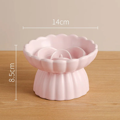 Dimensions de la gamelle anti glouton pour chat rose surélevée : 14cm de diamètre et 8,5cm de hauteur. Cette gamelle anti-glouton chat en céramique ergonomique ralentit le repas grâce à son labyrinthe floral. Une gamelle anti glouton design et stable pour le confort digestif du chat.