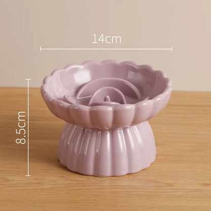 Dimensions de la gamelle anti glouton pour chat violette surélevée : 14cm de diamètre et 8,5cm de hauteur. Cette gamelle anti-glouton chat en céramique ergonomique ralentit le repas grâce à son labyrinthe floral. Une gamelle anti glouton design et saine pour le confort digestif du chat.
