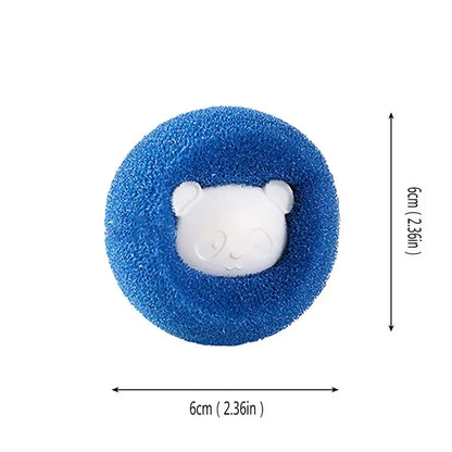 Photographie technique présentant les dimensions exactes d'une balle de lavage anti poils chat de la marque Les Trésors d'Owka. L'image montre une balle anti poils bleue avec un noyau panda blanc, affichant un diamètre précis de 6 cm (2,36 pouces). Ce format compact permet à l'un des accesoires chat les plus performants de naviguer librement dans le tambour de la machine à laver pour capturer efficacement cheveux, peluches et fibres animales. Fabriquée en mousse haute densité durable, cette solution anti po