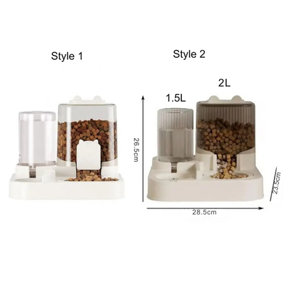 Comparatif de deux styles de distributeur croquettes chat et chien 2-en-1 avec dimensions détaillées : hauteur 26,5cm et largeur 28,5cm. Le visuel montre le Style 1 transparent et le Style 2 strié avec capacités de 2L pour les croquettes et 1.5L pour l'eau. Ce distributeur croquettes automatique par gravité est idéal comme distributeur croquettes chien compact et autonome.