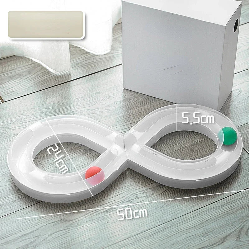 Circuit de jeux pour chat blanc en forme de 8 avec dimensions : 50cm de long, 24cm de large et 5,5cm de haut. Ce jouet chat interactif avec balles stimule l'éveil sur parquet. Jeux chat robuste et compact pour l'exercice physique, exclusivité Les Trésors d'Owka.
