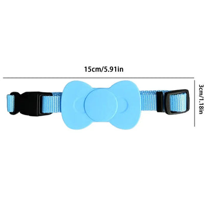 Dimensions du collier gps pour chat bleu ciel : support AirTag nœud papillon de 15 cm de long et 3 cm de haut. Ce collier gps chat réglable possède une boucle sécurisée noire et une sangle en nylon. Une solution compacte type collier gps à chat bureau idéale pour le suivi précis et discret de votre animal.