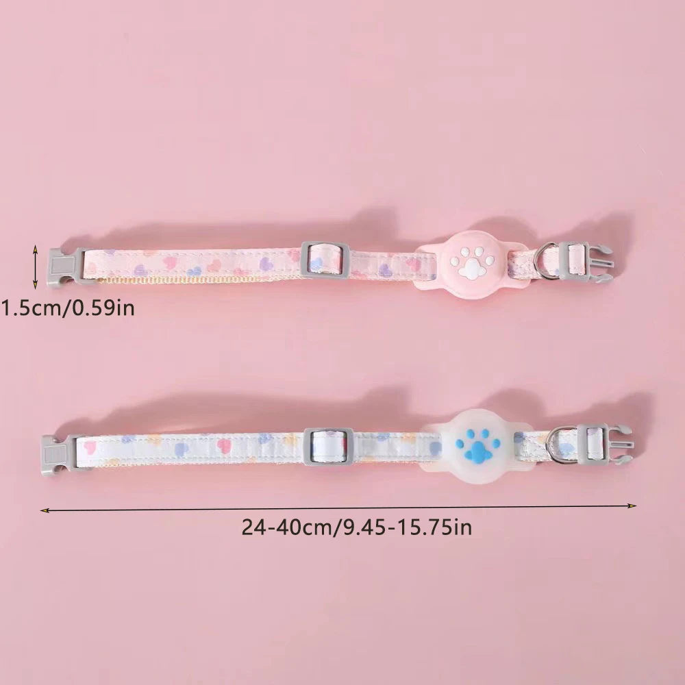 Dimensions du collier gps pour chat pastel : longueur réglable de 24 cm à 40 cm et largeur de sangle de 1,5 cm. L'image présente les modèles rose et blanc avec motifs cœurs, support AirTag patte de chat et boucle sécurisée. Ce collier gps chat ajustable assure un maintien parfait. Une solution de protection type collier gps à chat précise et sécurisée.