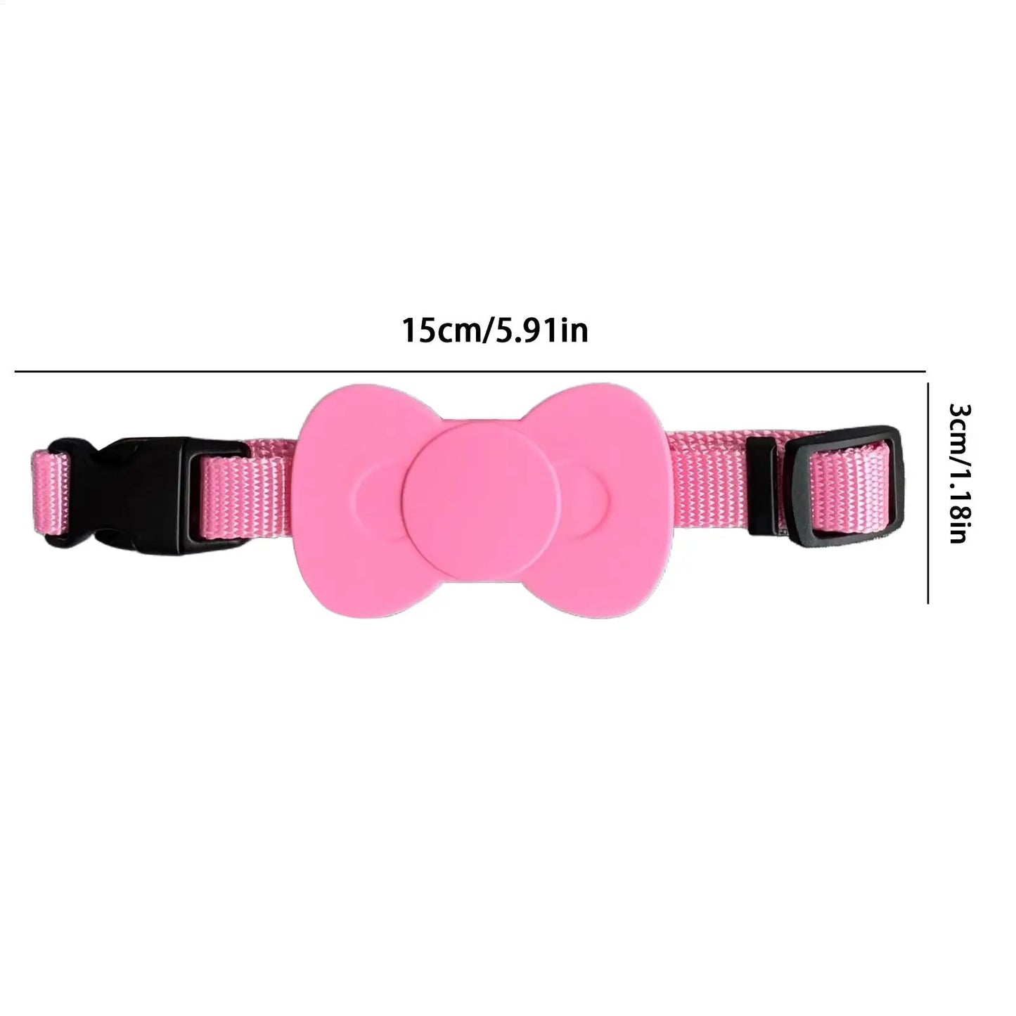Dimensions du collier gps pour chat rose : support AirTag nœud papillon de 15 cm de longueur et 3 cm de hauteur. Ce collier gps chat réglable est doté d'une boucle breakaway noire et d'une sangle en nylon. Une solution de sécurité type collier gps à chat bureau compacte et légère pour un suivi précis de votre animal.