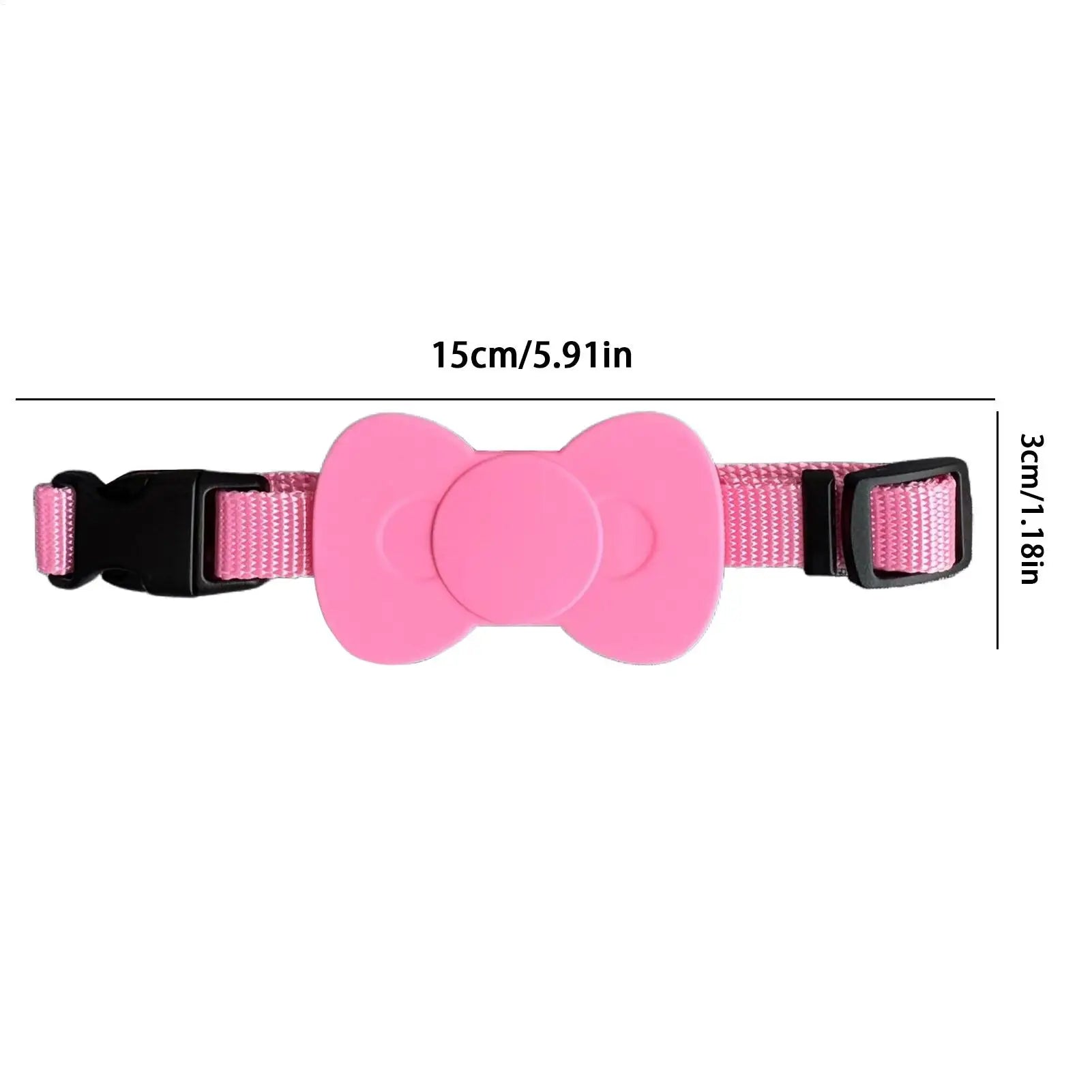 Dimensions du collier gps pour chat rose : support AirTag nœud papillon de 15 cm de longueur et 3 cm de hauteur. Ce collier gps chat réglable est doté d'une boucle breakaway noire et d'une sangle en nylon. Une solution de sécurité type collier gps à chat bureau compacte et légère pour un suivi précis de votre animal.