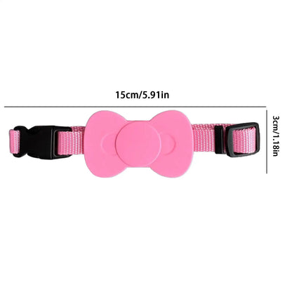 Dimensions du collier gps pour chat rose : support AirTag nœud papillon de 15 cm de longueur et 3 cm de hauteur. Ce collier gps chat réglable est doté d'une boucle breakaway noire et d'une sangle en nylon. Une solution de sécurité type collier gps à chat bureau compacte et légère pour un suivi précis de votre animal.
