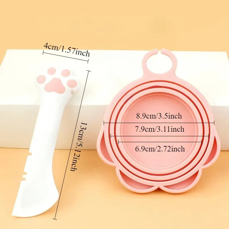 Dimensions du set de service pour chat : cuillère de 13 cm de long et couvercle hermétique multi-tailles en silicone avec 3 diamètres d'ajustement : 6,9 cm, 7,9 cm et 8,9 cm.