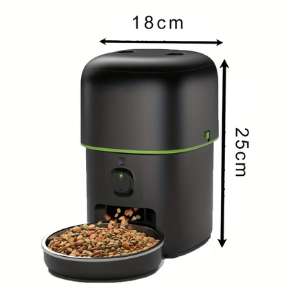 Dimensions du distributeur automatique de croquettes pour chat : 18 cm de large par 25 cm de haut. Ce modèle compact noir et vert avec gamelle en acier inoxydable est l'accessoire connecté idéal à placer près du panier de votre animal. Un complément de sécurité domestique parfait, au même titre que votre traceur gps ou votre collier gps chat. Optimisez l'espace de vie de votre félin avec ce système compatible avec votre collier gps.