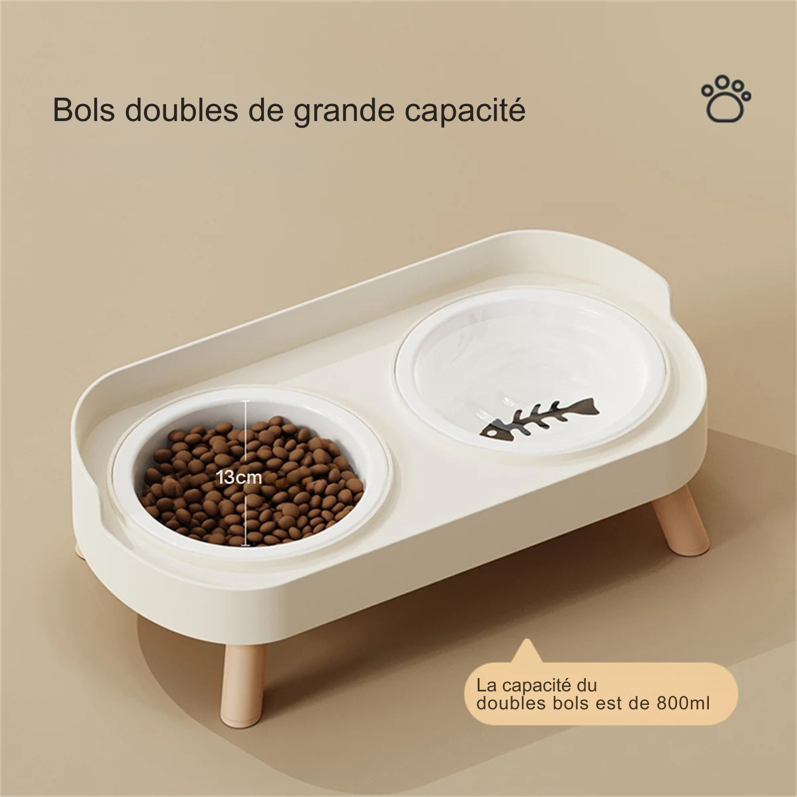 Infographie montrant une gamelle pour chat double surélevée de grande capacité (800 ml) avec bols en céramique de 13 cm de diamètre. Cette gamelle chat design blanc crème sur pieds en bois assure un confort orthopédique et une hygiène parfaite pour votre animal. Une gamelle duo robuste et élégante aux mesures précises pour un intérieur moderne.