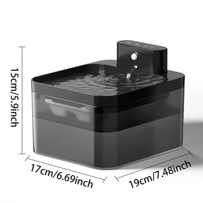 Dimensions détaillées de la fontaine pour chat : 19cm de longueur, 17cm de largeur et 15cm de hauteur. Cette fontaine eau chat compacte et design noir transparent affiche une capacité idéale pour l'hydratation quotidienne. Fontaine chat ergonomique avec bec verseur et capteur intelligent.