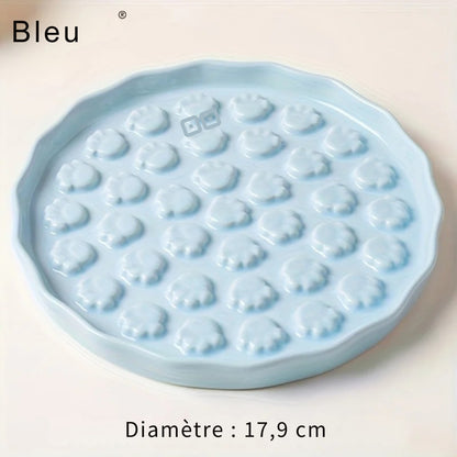 Fiche technique visuelle de la gamelle anti glouton chat Kemorela en céramique de couleur bleu ciel ("Blue"). L'image indique clairement les dimensions avec un diamètre de 17.9 cm (7.05 pouces). Cette gamelle glouton haut de gamme se présente sous la forme d'un plateau plat orné de motifs de pattes de chat en relief (slow feeder) pour ralentir la prise alimentaire du félin. Sa surface émaillée bleue et sa conception ergonomique en font une gamelle anti glouton durable et hygiénique, idéale pour prévenir les