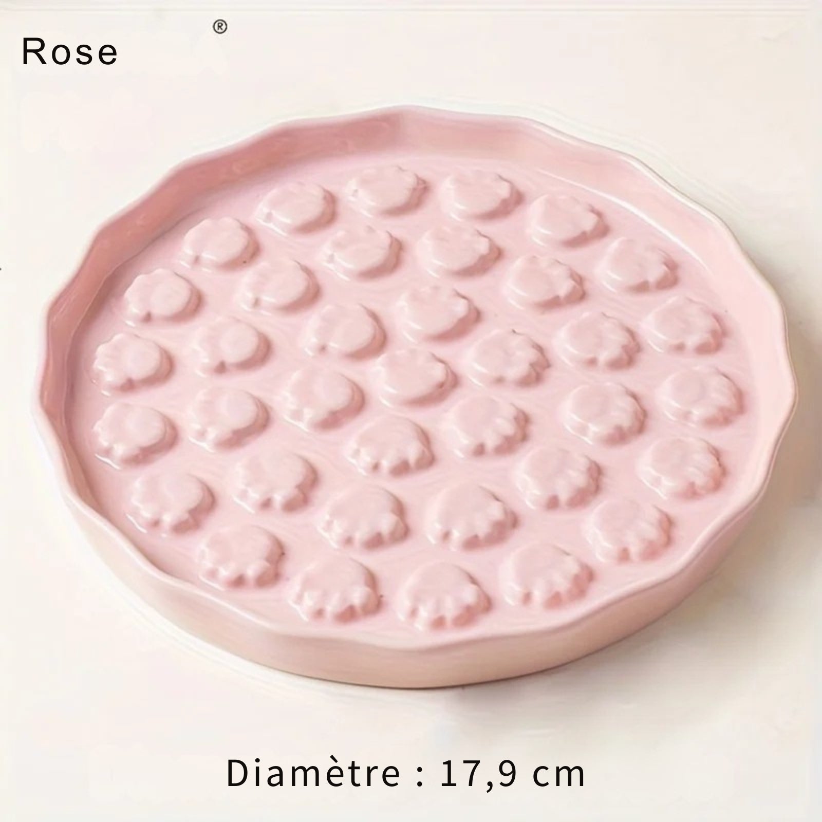 Fiche produit détaillée de la gamelle anti glouton chat Kemorela en coloris rose pastel ("Pink"). L'image affiche les dimensions précises avec un diamètre de 17.9 cm (7.05 pouces). Cette gamelle glouton en céramique de haute qualité utilise des reliefs en forme de coussinets de chat pour ralentir le repas et améliorer la digestion. Sa surface lisse et ses bords ondulés en font une gamelle anti glouton esthétique et facile d'entretien, idéale pour réguler l'appétit des chats qui mangent trop vite. Logo Kemor