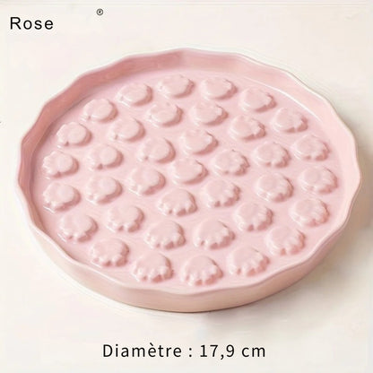 Fiche produit détaillée de la gamelle anti glouton chat Kemorela en coloris rose pastel ("Pink"). L'image affiche les dimensions précises avec un diamètre de 17.9 cm (7.05 pouces). Cette gamelle glouton en céramique de haute qualité utilise des reliefs en forme de coussinets de chat pour ralentir le repas et améliorer la digestion. Sa surface lisse et ses bords ondulés en font une gamelle anti glouton esthétique et facile d'entretien, idéale pour réguler l'appétit des chats qui mangent trop vite. Logo Kemor