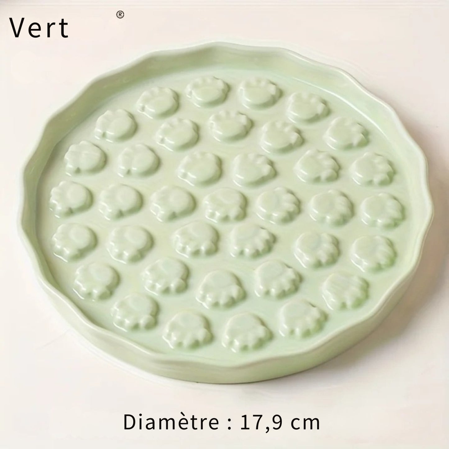 Fiche technique de la gamelle anti glouton chat Kemorela en céramique de couleur verte ("Green"). L'image détaille les dimensions avec un diamètre de 17.9 cm (7.05 pouces). Cette gamelle glouton haut de gamme utilise des obstacles en relief en forme de pattes de chat pour ralentir la vitesse de consommation. Sa conception plate et sa matière en céramique naturelle facilitent la digestion et préviennent les régurgitations. Idéale comme gamelle anti glouton pour chat adulte ou chaton, elle allie design modern