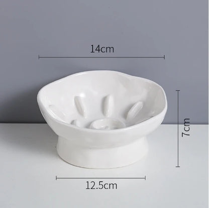 Dimensions techniques de la gamelle anti glouton pour chat blanche : 14cm de diamètre et 7cm de hauteur. Cette gamelle anti-glouton chat surélevée en céramique possède un fond texturé. Une gamelle anti glouton ergonomique idéale pour ralentir les repas de votre félin.
