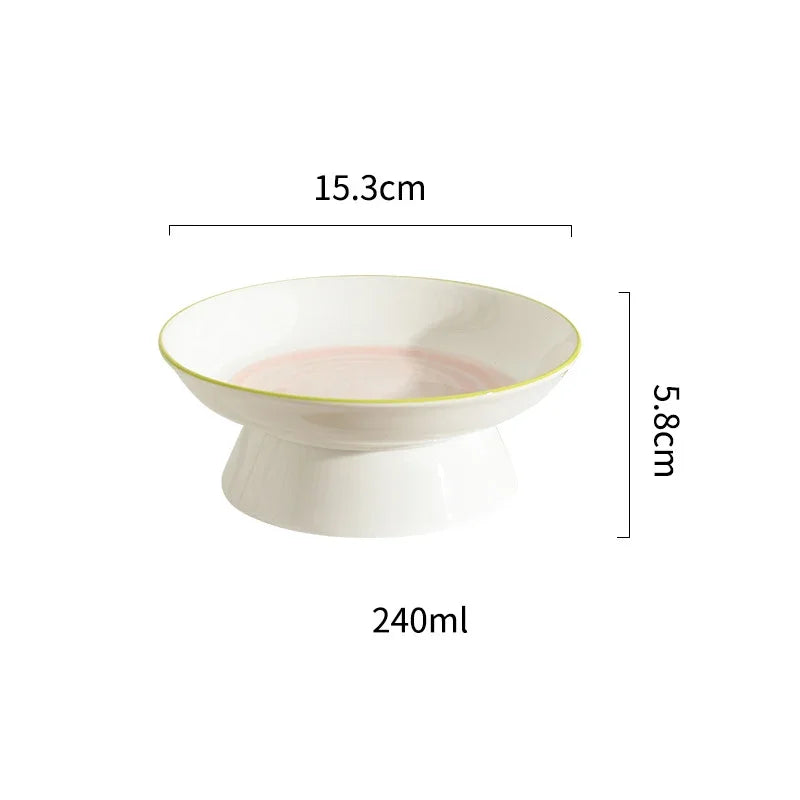 Fiche technique d'une gamelle pour chat en céramique blanche de 240 ml avec dimensions : 15,3 cm de large et 5,8 cm de haut. Cette gamelle chat surélevée au design épuré avec liseré vert assure une hygiène parfaite et un confort ergonomique. Une gamelle robuste et élégante pour la nourriture humide ou l'eau.