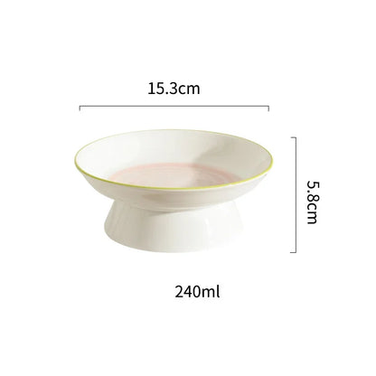 Fiche technique d'une gamelle pour chat en céramique blanche de 240 ml avec dimensions : 15,3 cm de large et 5,8 cm de haut. Cette gamelle chat surélevée au design épuré avec liseré vert assure une hygiène parfaite et un confort ergonomique. Une gamelle robuste et élégante pour la nourriture humide ou l'eau.