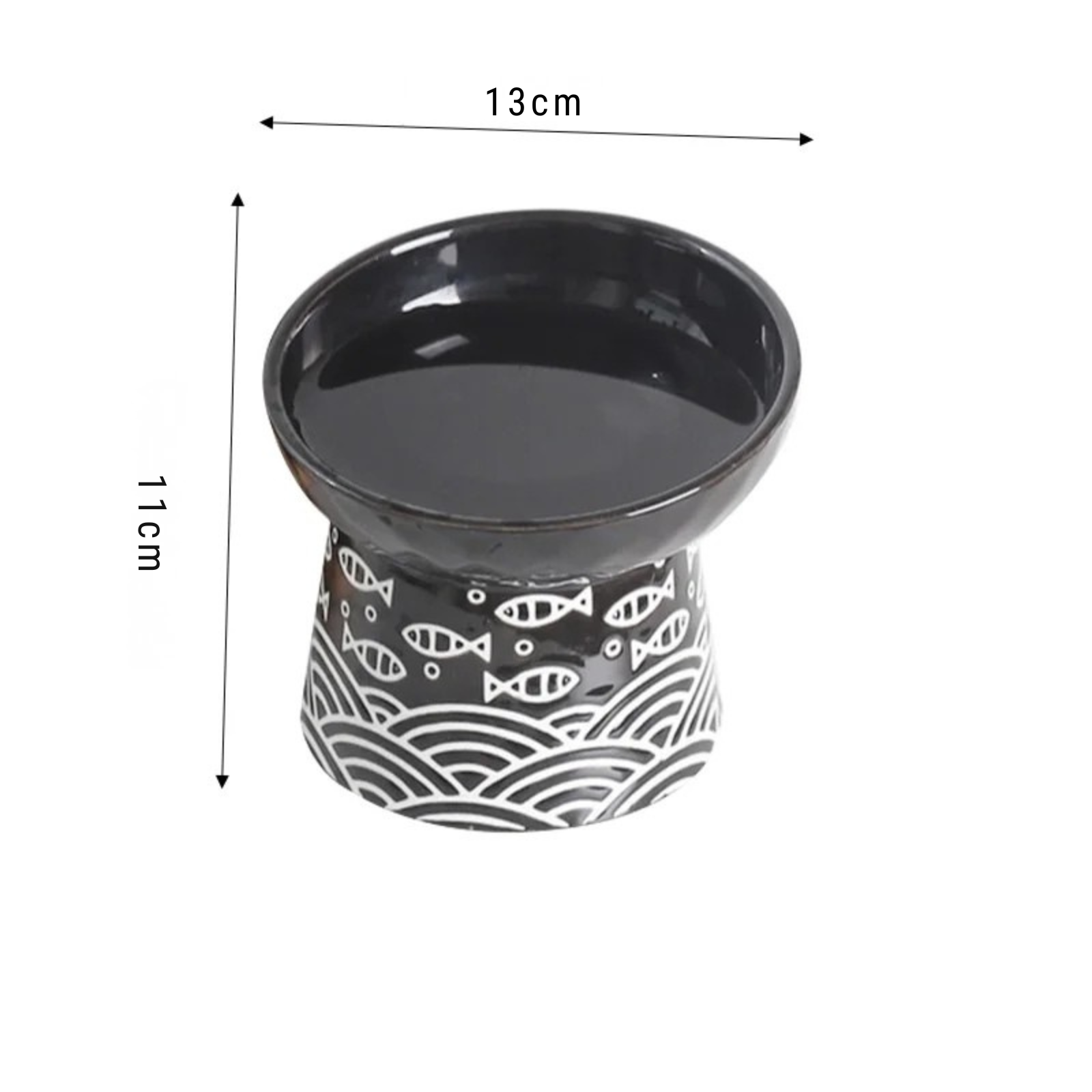Fiche technique d'une gamelle pour chat surélevée en céramique noire avec dimensions : 13 cm de diamètre et 11 cm de hauteur. Cette gamelle chat orthopédique au design japonais avec motifs poissons assure une posture saine et une hygiène parfaite. Une gamelle de luxe stable pour l'alimentation ou l'eau de votre animal
