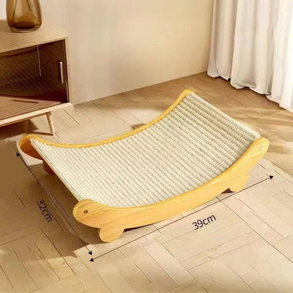 Infographie technique et lifestyle présentant les dimensions d'un griffoir chat haut de gamme en forme de hamac incurvé. Le modèle mesure 39cm de long par 32cm de large. L'image met en avant la structure robuste en bois clair et la surface de griffade en sisal naturel crème de ce griffoir pour chat au design scandinave. Ce griffoir a chat élégant sert à la fois de lit douillet et de zone d'entretien des griffes pour protéger vos meubles. Un accessoire de mobilier félin durable et esthétique posé sur un parq