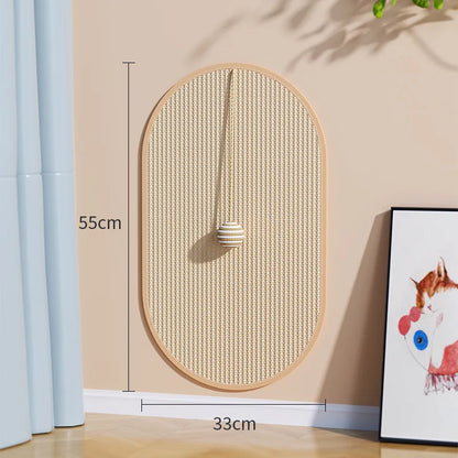 Dimensions du griffoir pour chat mural : 55cm de hauteur sur 33cm de largeur. Griffoir chat en sisal naturel avec balle de jeu, idéal pour protéger les murs sans encombrer. Griffoir sisal chat Les Trésors d'Owka, format compact et design pour grands et petits chats.