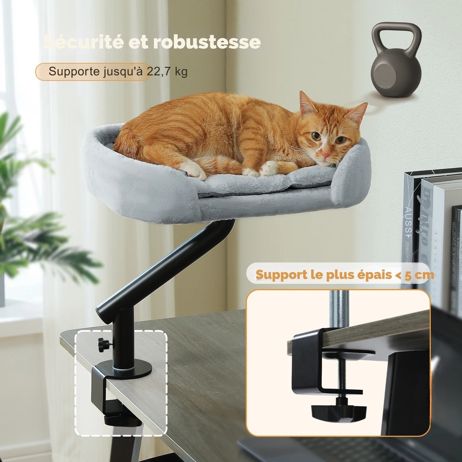 Dimensions du hamac à chat bureau ergonomique : plateau de 41x31 cm. Ce hamac pour chat avec bras rotatif noir dispose d'un coussin réversible double face pour toutes les saisons. Un hamac chat ultra-confortable fixé sur une table de travail, idéal pour le sommeil du chat en télétravail.