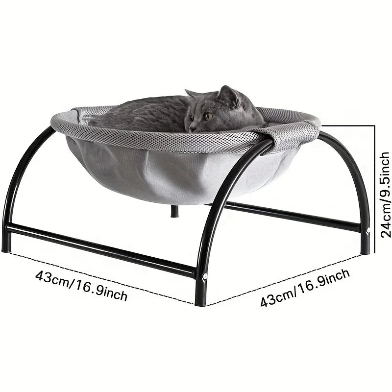 Schéma technique montrant les dimensions du hamac chat : base de 43x43 cm et hauteur de 24 cm. L'image présente un chat dans une nacelle grise suspendue sur une structure en métal noir. Ce coussin a chat surélevé offre une ventilation optimale. Idéal comme coussin pour chat design et stable. Qualité Les Trésors d'Owka.