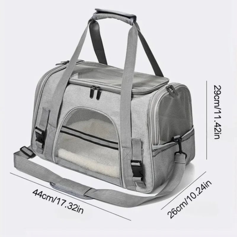 Sac de transport pour chat gris avec dimensions techniques (44x26x29cm), doté d'un tapis intérieur blanc moelleux, de fenêtres en maille respirante et de bandes réfléchissantes de sécurité.