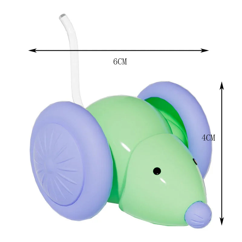 Schéma technique détouré sur fond blanc présentant les dimensions exactes de la souris robotique interactive de la marque Les Trésors d'Owka. L'image affiche une longueur de 6 cm et une hauteur de 4 cm, démontrant le format compact et agile de ce jeux pour chat. Ce jouet chat aux couleurs vert menthe et violet dispose de grandes roues motorisées conçues pour une mobilité multidirectionnelle et une stabilité optimale. Ce dispositif de jeux chat est idéal pour stimuler l'instinct de chasse naturel 