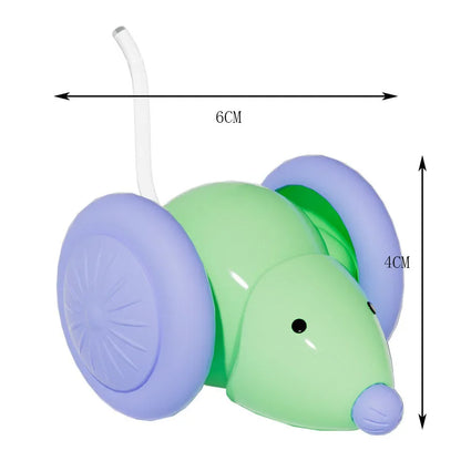 Schéma technique détouré sur fond blanc présentant les dimensions exactes de la souris robotique interactive de la marque Les Trésors d'Owka. L'image affiche une longueur de 6 cm et une hauteur de 4 cm, démontrant le format compact et agile de ce jeux pour chat. Ce jouet chat aux couleurs vert menthe et violet dispose de grandes roues motorisées conçues pour une mobilité multidirectionnelle et une stabilité optimale. Ce dispositif de jeux chat est idéal pour stimuler l'instinct de chasse naturel 