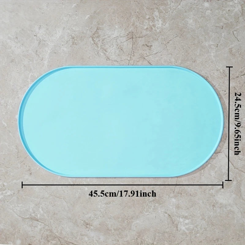 Schéma technique détaillé présentant les dimensions exactes du tapis gamelles chat ovale en silicone bleu de la marque Les Trésors d'Owka. L'image affiche une longueur de 45,5 cm et une largeur de 24,5 cm, offrant une surface de protection généreuse pour vos sols. Ce tapis chat est doté de bords surélevés anti-débordement pour contenir l'eau et la nourriture, garantissant une hygiène parfaite du coin repas. Fabriqué en silicone alimentaire antidérapant et imperméable, il protège durablement vos parquets et 