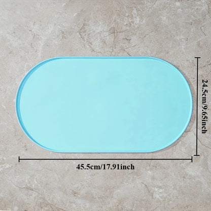 Schéma technique détaillé présentant les dimensions exactes du tapis gamelles chat ovale en silicone bleu de la marque Les Trésors d'Owka. L'image affiche une longueur de 45,5 cm et une largeur de 24,5 cm, offrant une surface de protection généreuse pour vos sols. Ce tapis chat est doté de bords surélevés anti-débordement pour contenir l'eau et la nourriture, garantissant une hygiène parfaite du coin repas. Fabriqué en silicone alimentaire antidérapant et imperméable, il protège durablement vos parquets et 