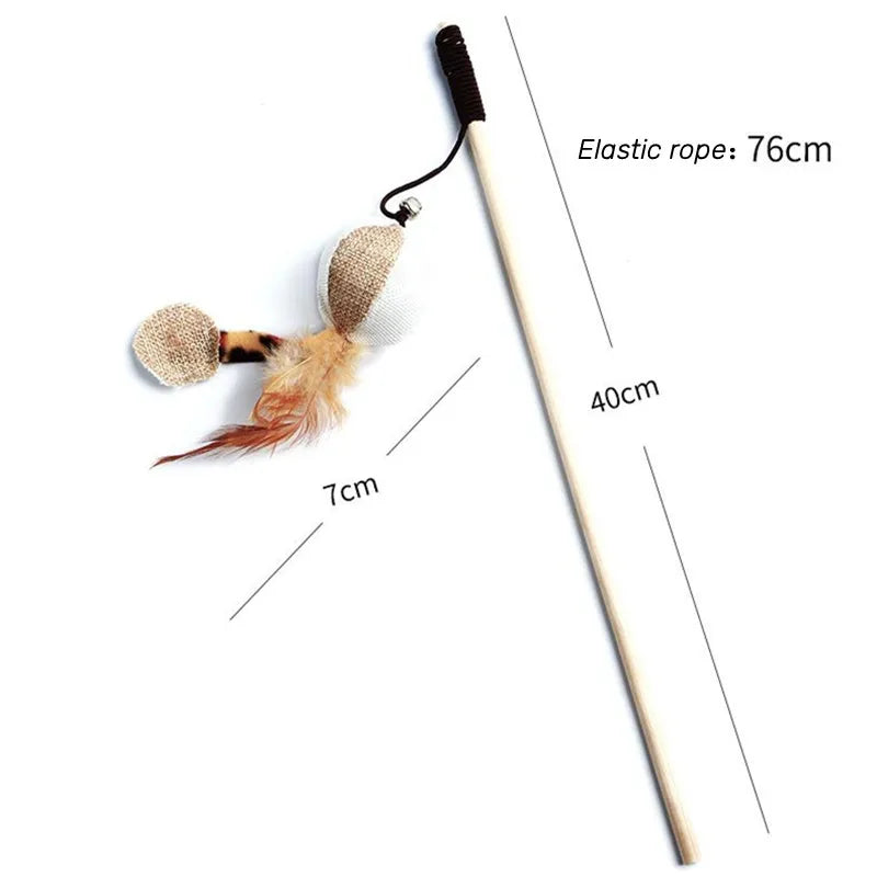 Schéma technique d'une canne à pêche pour chat avec manche en bois naturel de 40 cm, corde élastique de 76 cm et jouet suspendu en sisal de 7 cm agrémenté de plumes.