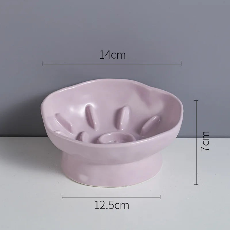 Dimensions de la gamelle anti glouton pour chat surélevée : 14cm de diamètre, 7cm de hauteur et 12.5cm de base. Cette gamelle anti-glouton chat en céramique violette ralentit le repas. Une gamelle anti glouton ergonomique aux mesures idéales pour le confort des chats.