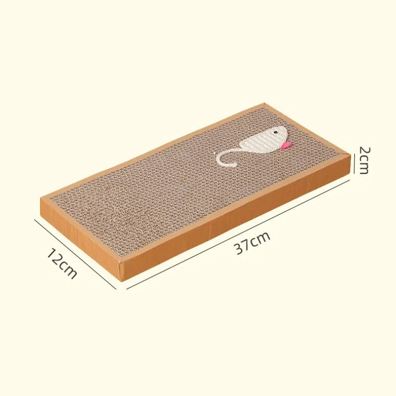 Infographie descriptive présentant les dimensions d'un griffoir chat horizontal en carton recyclé : longueur de 37cm, largeur de 12cm et épaisseur de 2cm. L'image détaille la structure alvéolée de ce griffoir pour chat compact, équipé d'une souris de jeu en sisal blanc. Ce griffoir a chat est la solution parfaite pour les petits espaces et la protection de vos meubles contre les griffures. Produit technique de haute qualité conçu pour l'entretien des griffes, disponible chez Les Trésors d'Owka.