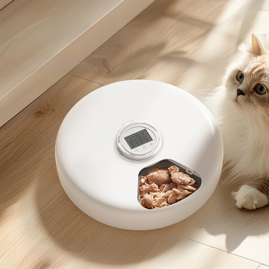 Distributeur automatique rotatif blanc pour chat contenant de la nourriture humide (pâtée), doté d'un écran LCD de programmation central et d'un compartiment de service ouvert.