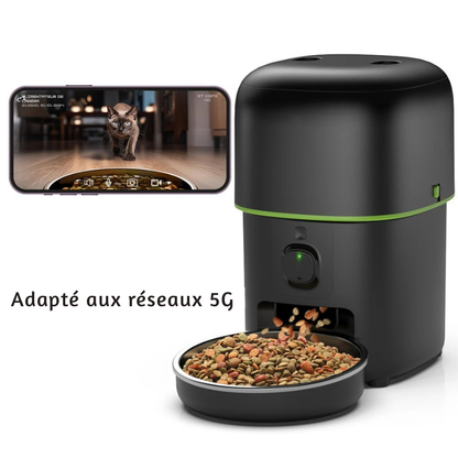 Distributeur automatique de croquettes noir adapté aux réseaux 5G avec caméra HD intégrée. L'écran du smartphone montre la surveillance vidéo en direct du repas du chat. Ce système de nutrition connectée est le complément idéal de votre traceur gps pour une sécurité domestique totale. Une technologie premium, aussi fiable que votre collier gps chat, pour nourrir et surveiller votre animal via un collier gps virtuel sur application.