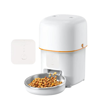 Distributeur automatique de croquettes blanc épuré avec gamelle en acier inoxydable. Ce modèle dispose d'un panneau tactile invisible et d'une distribution fluide. Un accessoire de nutrition connectée aussi indispensable qu'un traceur gps pour la sécurité de votre animal. Complétez votre équipement avec un collier gps chat pour l'extérieur et ce distributeur premium. La sérénité d'un collier gps au service de ses repas.