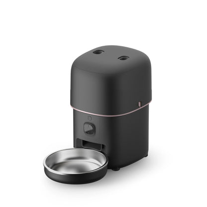 Distributeur automatique de croquettes noir mat et rose avec gamelle en acier inoxydable pour chat. Ce modèle connecté assure une nutrition saine et précise à domicile. Un complément indispensable à votre traceur gps pour une surveillance 360°. Offrez à votre animal la même fiabilité qu'un collier gps chat pour ses repas avec ce dispositif intelligent, partenaire idéal de votre collier gps.