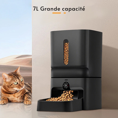 Grand distributeur croquettes chat et chien d'une capacité de 7 litres en noir mat. Le visuel montre le réservoir XL avec fenêtre de visualisation et caméra intégrée. Ce distributeur croquettes automatique est idéal pour nourrir votre animal pendant plusieurs semaines. Une solution de distributeur croquettes chien robuste et connectée pour une gestion parfaite de l'alimentation à distance.