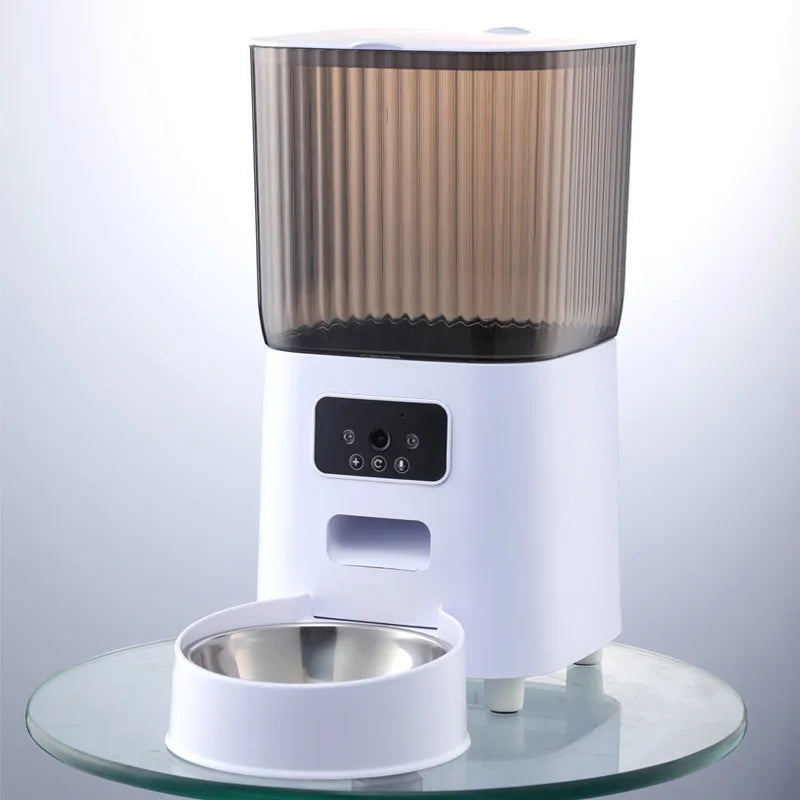 Vue de face d'un distributeur croquettes chat et chien blanc avec réservoir fumé et gamelle en acier inoxydable. Le visuel montre le panneau de contrôle LCD pour la programmation des repas. Ce distributeur croquettes automatique assure une conservation parfaite et une hygiène optimale. Idéal comme distributeur croquettes chien compact et fiable pour une alimentation maîtrisée.